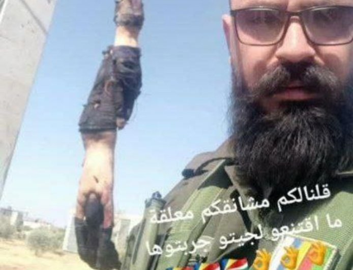 عناصر ميليشيا الهجري تعلق جثث قتلى عناصر الامن العام على مدخل المدينة للتفاخر